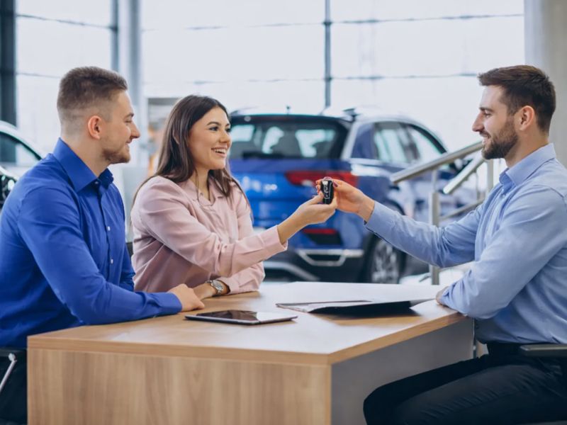 Cliente simulando financiamento de carro seminovo